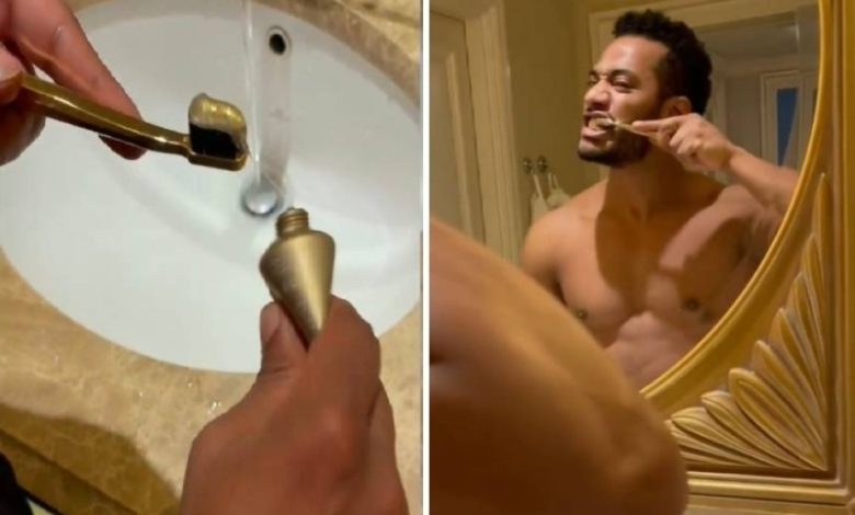 شاهد محمد رمضان يغسل أسنانه بالذهب