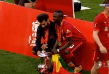 مؤمن زكريا يحتفل مع محمد صلاح ولاعبي ليفربول بعد التتويج بكأس إنجلترا