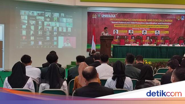 prof maruf cahyono paparkan materi terkait pencegahan kdri dalam seminar internasional di unissula semarang selasa 1652023 169