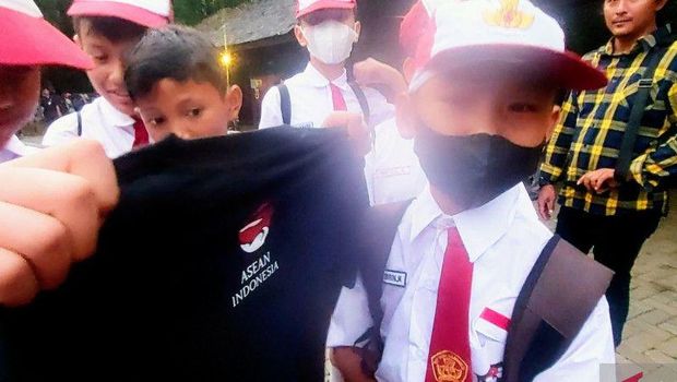 siswa sdn di pluit menerima kaus berlogo ktt asean 2023 dari presiden jokowi hadiah itu diterima fardi saat jokowi berkunjung 169