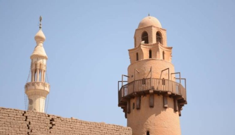 مصري يحاول الانتحار بالقفز من مئذنة مسجد والنهاية صادمة فيديو