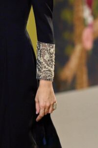 تفاصيل عن فستان الملكة رانيا في حفل ولي عهد الأردن بالصور